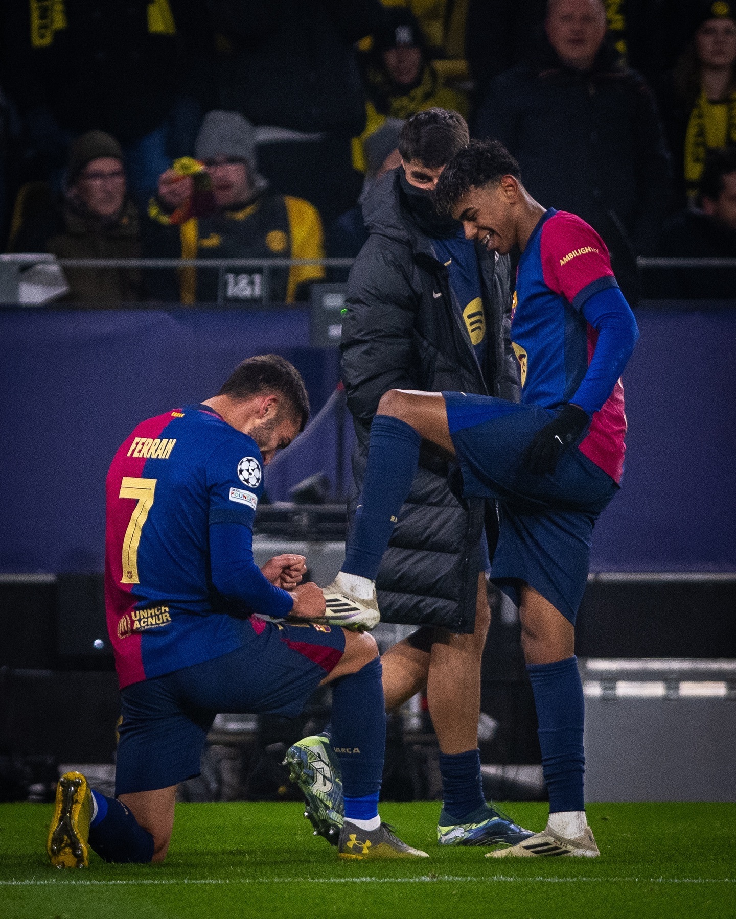 爱游戏体育-梅西回归赛场，赛况扑朔迷离首场状态亮眼，曼联观众沸腾！-爱游戏体育